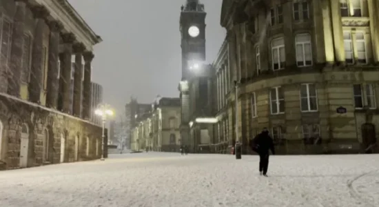 13 viktima nga acari në Evropë, Anglia dhe Franca kaos me udhëtimet, mbyllen edhe shkollat
