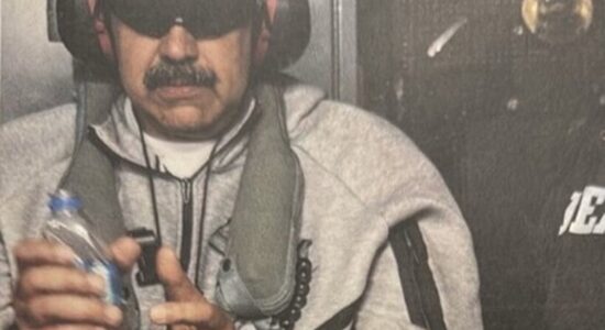 (FOTOLAJM)  Me sytë e mbuluar dhe i prangosur, Trump publikon pamjet e Maduros pas kapjes