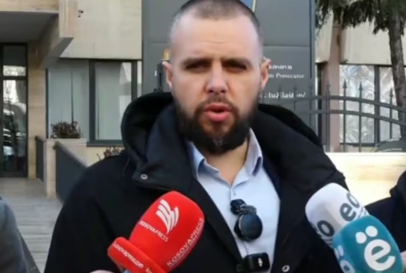 Avokati Bytyqi dorëzon kallëzim penal ndaj anëtarit të “Lëvizjes së Deçanit” për nxitje të urrejtjes