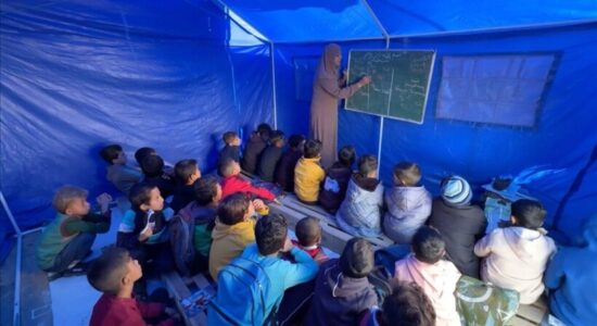 Nxënësit e Gazës ndjekin shkollën me tenda pranë vijës së verdhë mes bombardimeve dhe zjarrit të tankeve