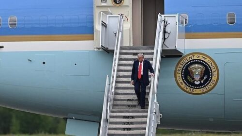 Aeroplani i Trumpit kthehet në SHBA për shkak të “problemit elektrik” gjatë rrugës për në Davos