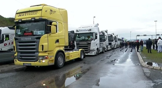 Transportuesit e Maqedonisë tërhiqen nga bllokadat