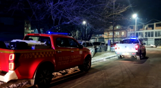 (VIDEO) Zjarr në një banesë në Tetovë, babai vdes, i biri lëndohet