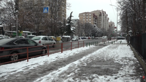 (VIDEO) Qytetarët i gëzohen borës, kërkojnë që komunat t’ë veprojnë më shpejt