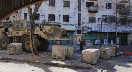 Ushtria izraelite bastis Hebronin dhe bllokon rrugët me barriera betoni