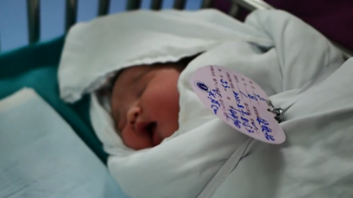 (VIDEO) Në spitalin gjinekologjik të Çairit lindën dy vajza binjake