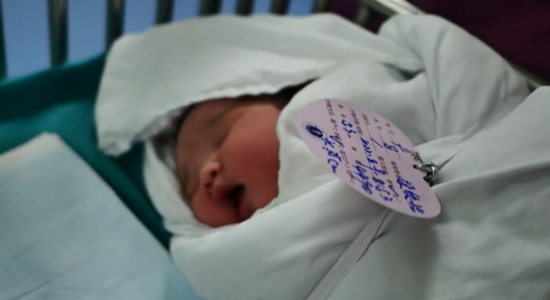 (VIDEO) Në spitalin gjinekologjik të Çairit lindën dy vajza binjake