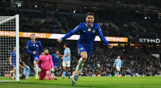 Chelsea befason Guardiolën dhe City-in në kohën shtesë, “feston” Arsenali