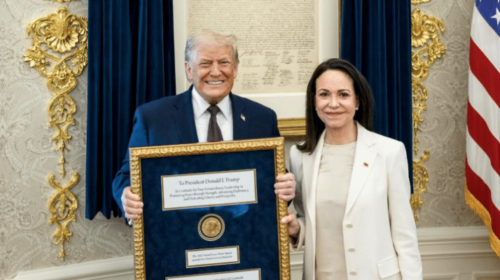 Fituesja e Çmimit Nobel për Paqen nga Venezuela ia dorëzon medaljen e saj Trumpit