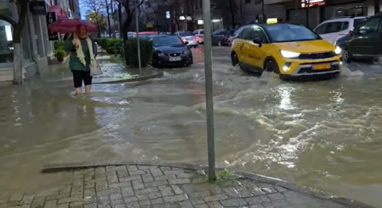 Evakuohen tetë familje, përmbytjet përfshijnë Durrësin dhe qytetet e tjera, mësimi pezullohet