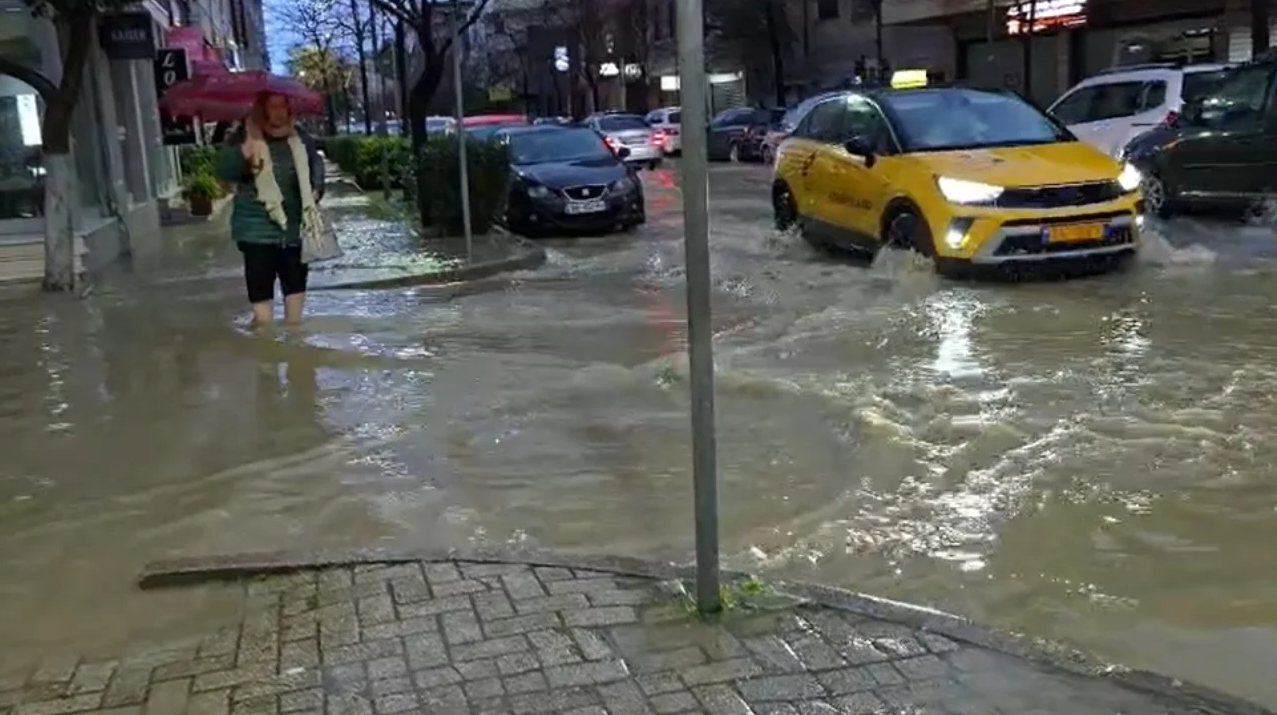 Evakuohen tetë familje, përmbytjet përfshijnë Durrësin dhe qytetet e tjera, mësimi pezullohet