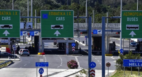 Bujqit grekë bllokuan sërish vendkalimin kufitar Evzoni ndërmjet Maqedonisë së Veriut dhe Greqisë