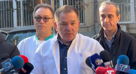 (VIDEO) Një fëmijë dyvjeçar në gjendje kritike pas plagosjes me armë zjarri