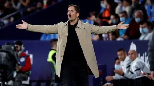 Përdorte ChatGPT për taktika dhe vendime, drejtuesit e klubit shkarkuan trajnerin pasi po i rrëzonte nga kategoria