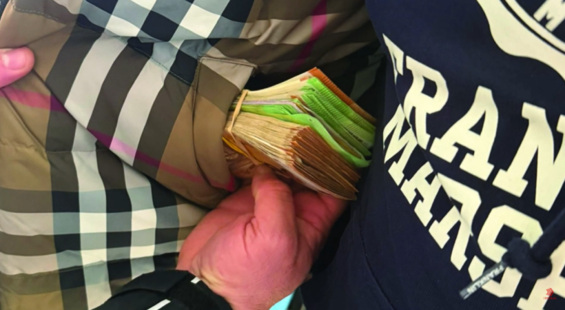 (VIDEO) Dogana sekuestron deviza, ar, cigare dhe bizhuteri