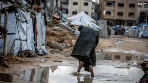 Shirat e rrëmbyeshëm përmbytin tendat në Gaza, thellojnë krizën humanitare