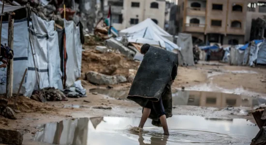 Shirat e rrëmbyeshëm përmbytin tendat në Gaza, thellojnë krizën humanitare
