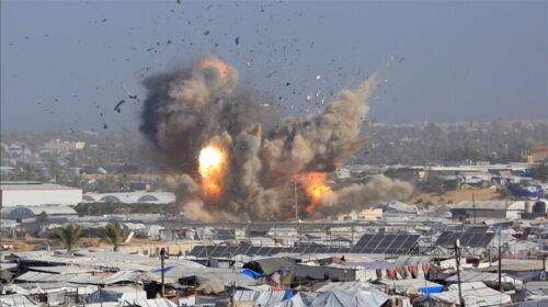 Izraeli godet një ndërtesë banimi në Khan Younis, re të dendura tymi shihen mbi Gaza