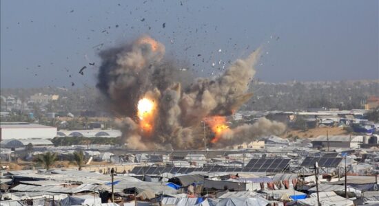Izraeli godet një ndërtesë banimi në Khan Younis, re të dendura tymi shihen mbi Gaza