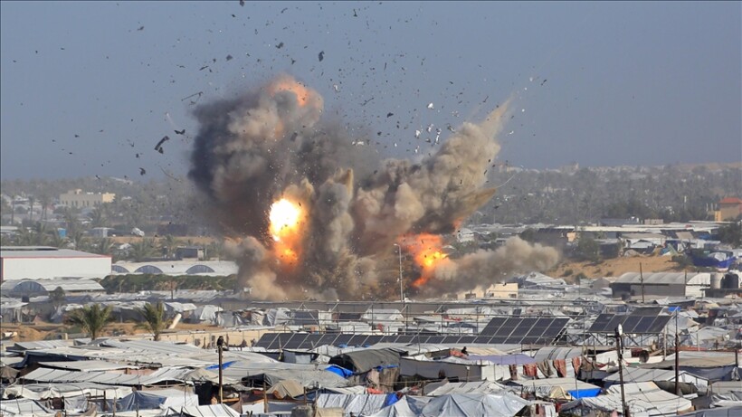 Izraeli godet një ndërtesë banimi në Khan Younis, re të dendura tymi shihen mbi Gaza
