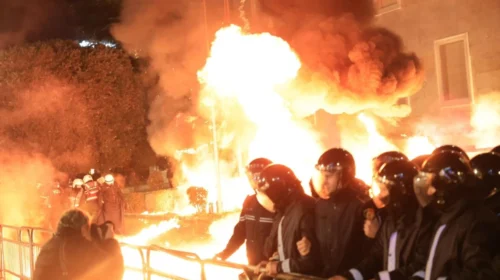 Policia shqiptare: 11 efektivë të plagosur nga sulmet me molotov dhe mjetet e forta