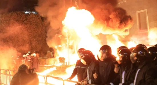 Policia shqiptare: 11 efektivë të plagosur nga sulmet me molotov dhe mjetet e forta