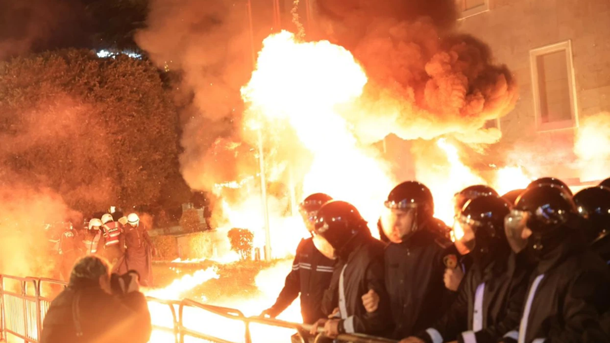 Policia shqiptare: 11 efektivë të plagosur nga sulmet me molotov dhe mjetet e forta