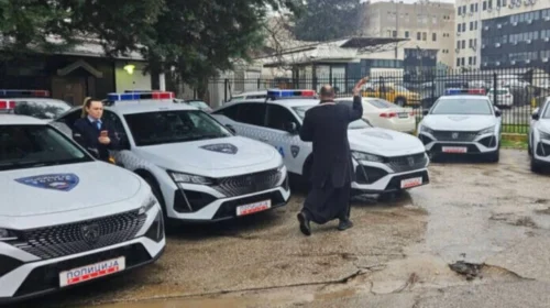 (VIDEO) MPB po heton priftin dhe policët që “bekuan” automjetet e policisë