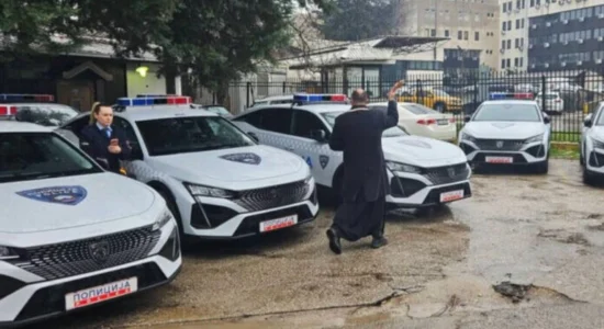 (VIDEO) MPB po heton priftin dhe policët që “bekuan” automjetet e policisë