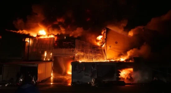 Shtëllunga deri në qiell, shkrumbohet tregu i rrobave të përdorura në Tiranë