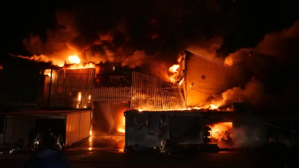 Shtëllunga deri në qiell  shkrumbohet tregu i rrobave të përdorura në Tiranë