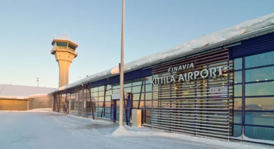 Temperaturat -37 gradë Celsius bllokojnë mijëra turistë në Finlandë