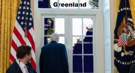 Trump ‘alarmon’ Evropën me imazhin e tij duke parë Grenlandën nga dritaret e Shtëpisë së Bardhë