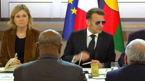 Macron shfaqet me syze dielli në punë, pamje të rralla nga kabineti qeveritar