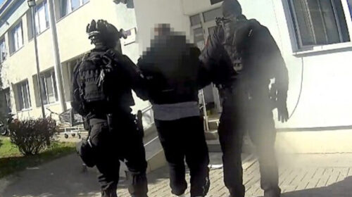 (VIDEO) Arrestohet në Tiranë i dyshuari për vrasjen e trefishtë në Kopanicë