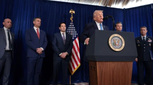 (FOTOLAJM) Me sytë e mbuluar dhe i prangosur, Trump publikon pamjet e Maduros pas kapjes