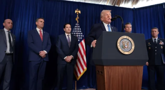 (FOTOLAJM) Me sytë e mbuluar dhe i prangosur, Trump publikon pamjet e Maduros pas kapjes