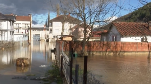 (VIDEO) Reshjet shkaktuan dëme, në Kërçovë evakuohen 100 persona