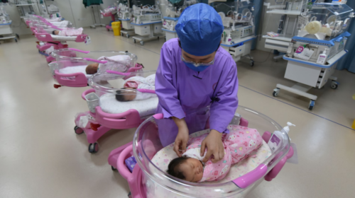 Popullsia e Kinës bie për të katërtin vit radhazi, lindjet arrijnë nivelin më të ulët historik