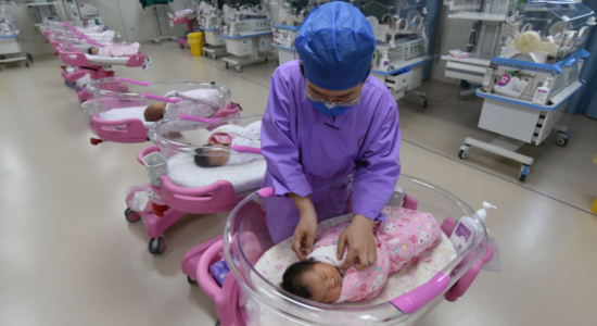 Popullsia e Kinës bie për të katërtin vit radhazi, lindjet arrijnë nivelin më të ulët historik