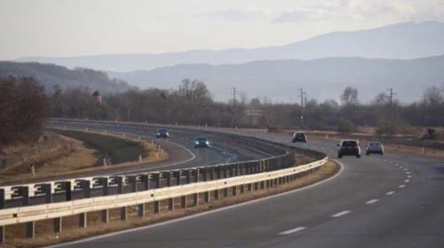 Komunikacioni zhvillohet pa ndërprerë, nëpër rrugë kryesisht të thata