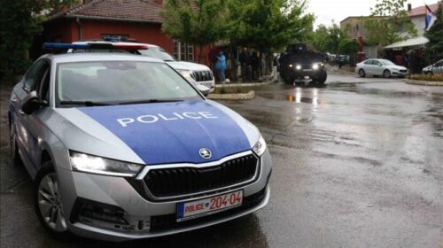 Kosovë, policia konfiskon uniforma me simbole të Serbisë dhe maska ushtarake në Leposaviq