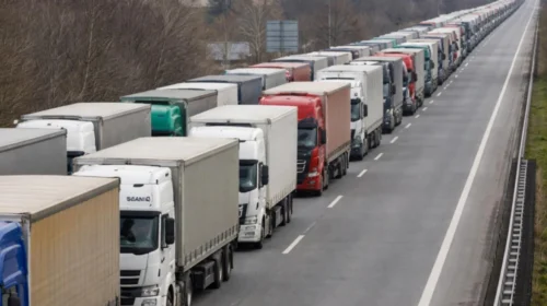 (VIDEO) Protestojnë transportuesit, Oda ekonomike: Bllokadat kufitare rrezikojnë zinxhirët e furnizimit
