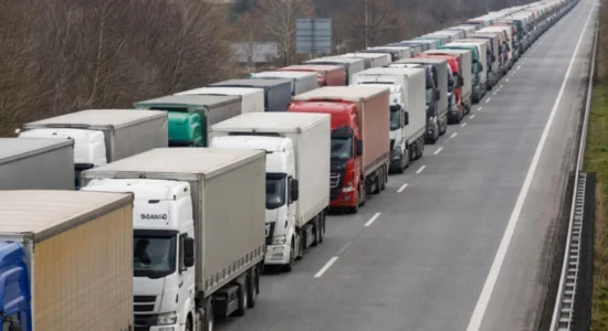 Bllokadë në disa pika kufitare, transportuesit e mallrave sot në protestë