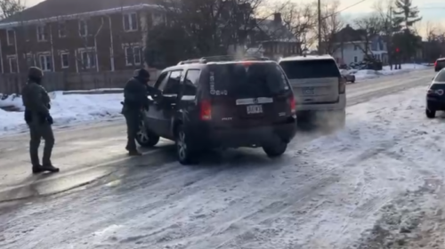 Publikohen pamjet, momenti kur agjentët federalë të imigracionit qëllojnë për vdekje një grua në Minneapolis