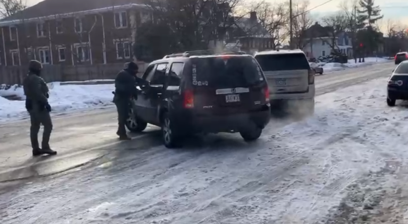 Publikohen pamjet, momenti kur agjentët federalë të imigracionit qëllojnë për vdekje një grua në Minneapolis