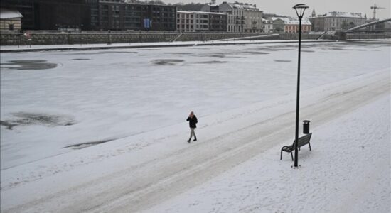 Vala e të ftohtit arktik evropian arrin në Poloni, ndërsa lumi Vistula ngrin në Krakow