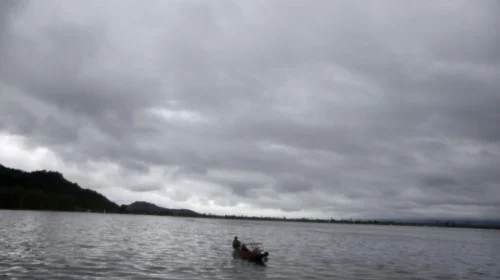 Vranësira dhe reshje shiu, borë në zonat malore