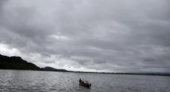 Vranësira dhe reshje shiu, borë në zonat malore