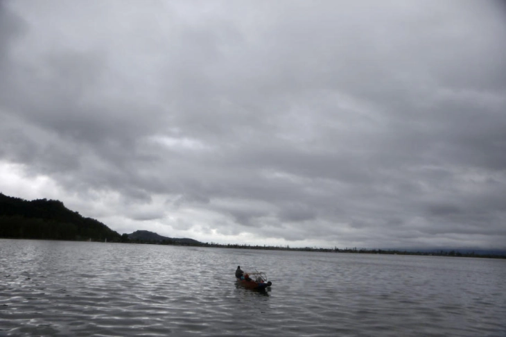 Vranësira dhe reshje shiu, borë në zonat malore